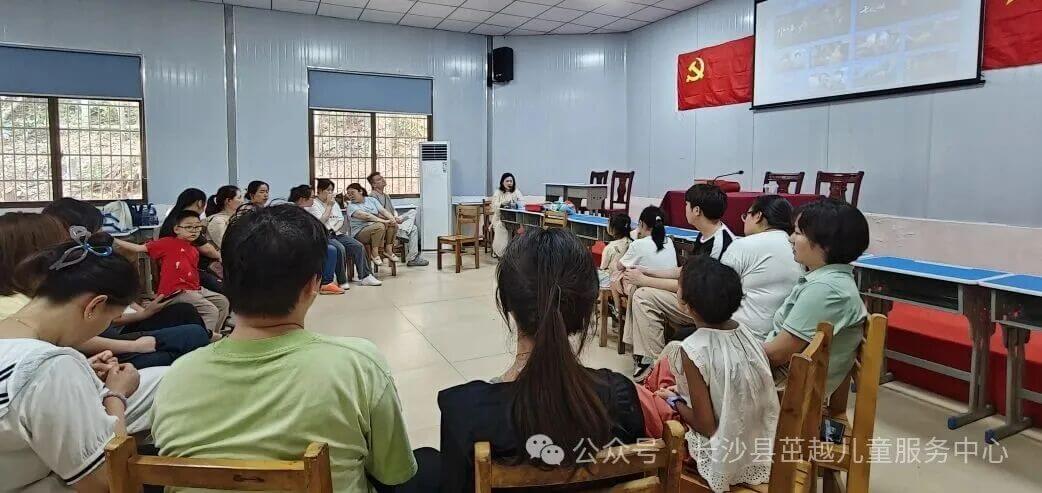 长沙县茁越儿童服务中心老师们开会